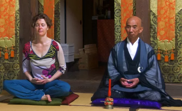 With mindfulness towards resilience - With mindfulness towards resilience - Meditation in Japanese temple