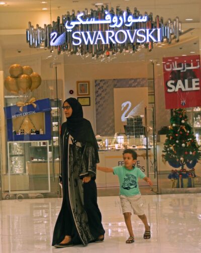 interkulturelle Kompetenz entscheidet - Omani Frau beim Einkauf in Maskat Mall 