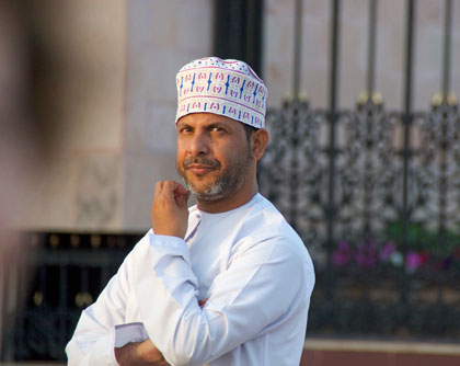 interkulturelle Kompetenz entscheidet - Omani vor dem Sultan Palast 