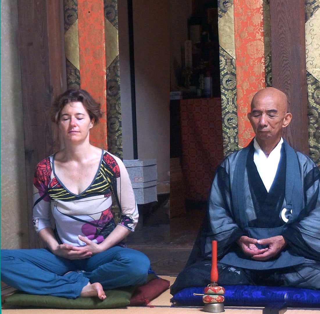 Franziska und der Mönch Jiho in der Meditation mit Achtsamkeit zur Resilienz - achtsam aus Gewohnheit