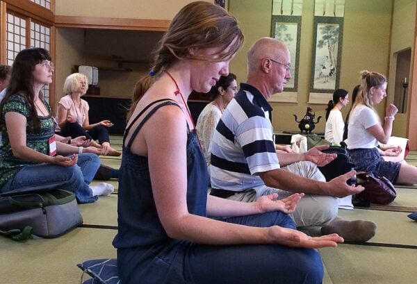 Gruppen-Meditation in einem japanischen Tempel in Nagoya