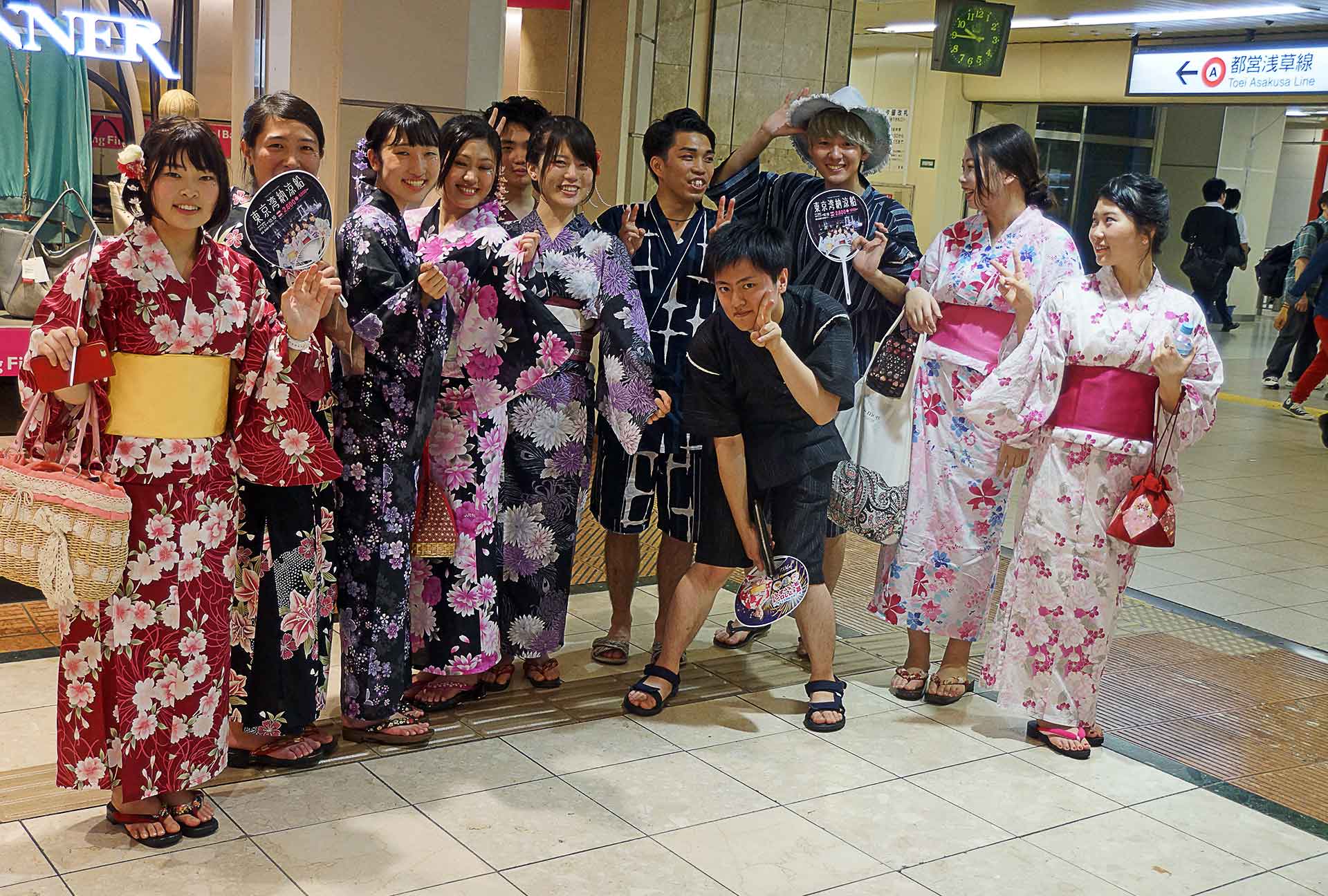 Junge Japaner in traditioneller Bekleidung