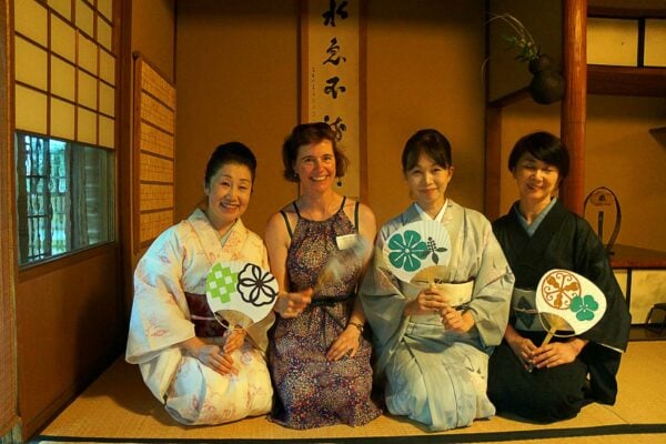Japanische Frauen im Tempel