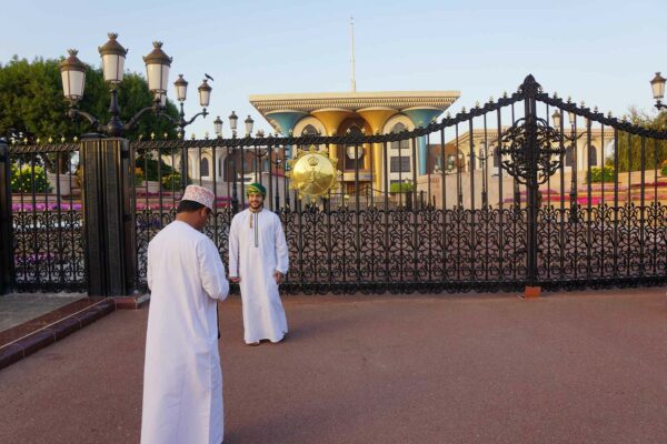 Zwei Omanis vor dem Sultan Palast