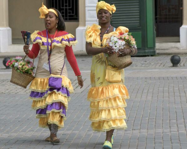 Kubanische Frauen in traditioneller Bekleidung