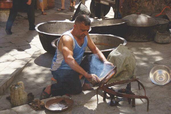 Marokkanischer Kupfer-Künstler in Meines Marokko