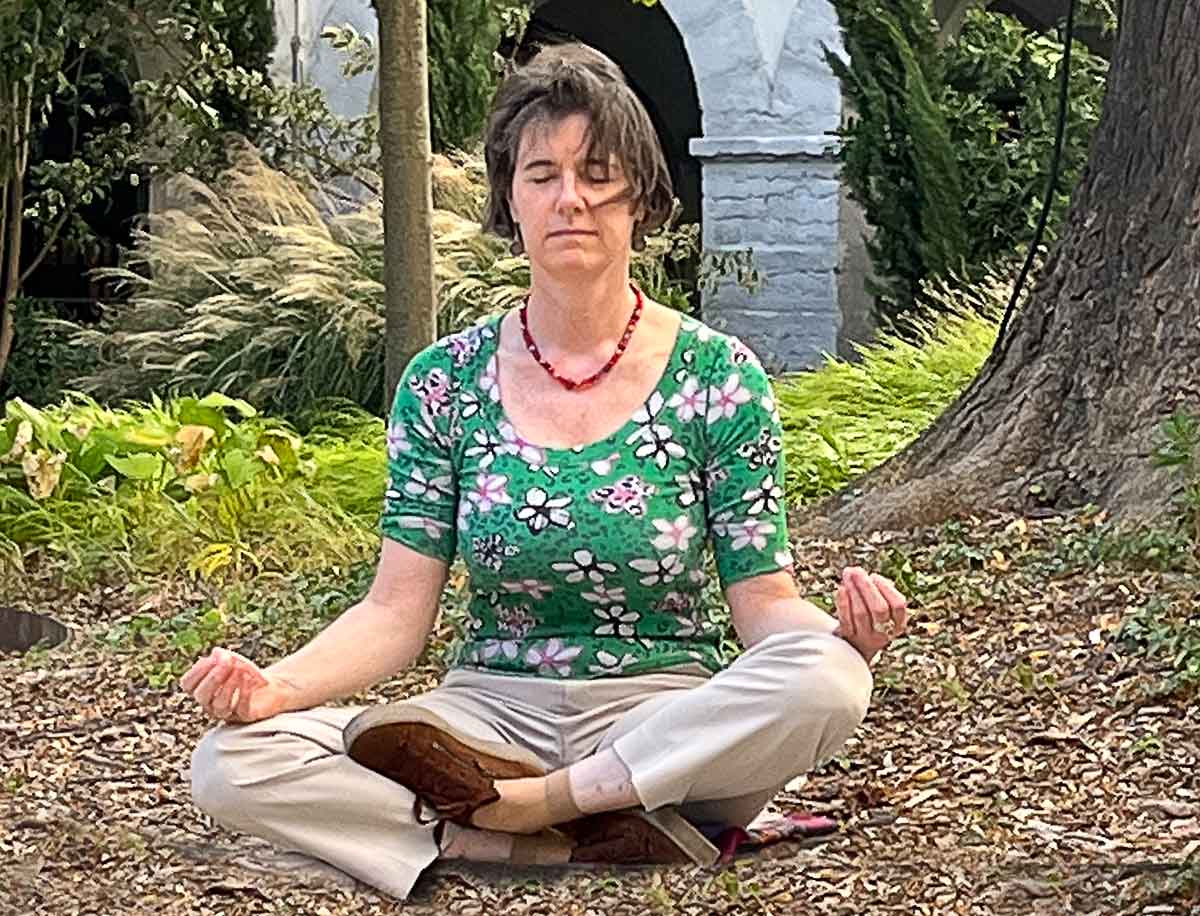 MBSR-lehrerin in Meditation im park mit Achtsamkeit zur résilienz