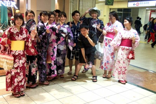 Japanische Frauen in traditionellem Kleid. Japanisches Liebesleben in der Super Smart Society