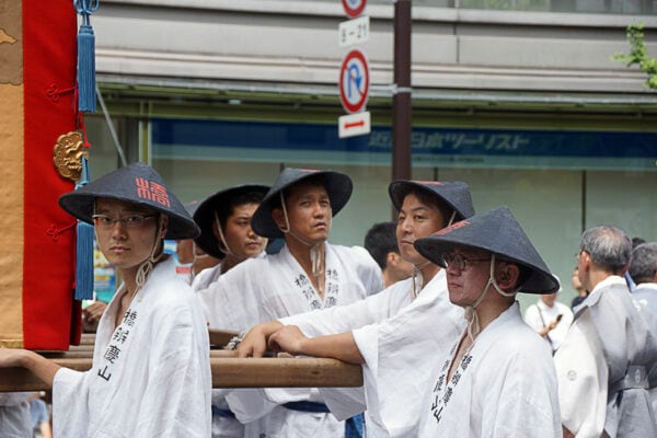 Japanische Männer feiern den Gion Matsuri in Kyoto